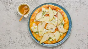 Лепешки с грушей и сыром бри