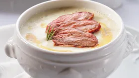 Крем-суп из белой спаржи с ломтиками утиного мяса и сиропом из апельсина