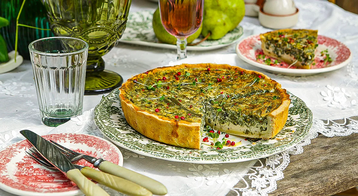 Открытый пирог со сметаной и травами