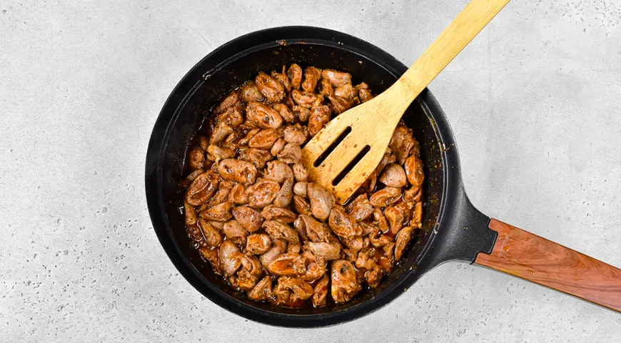 Куриные сердечки, тушенные в сливках, с морковью и луком