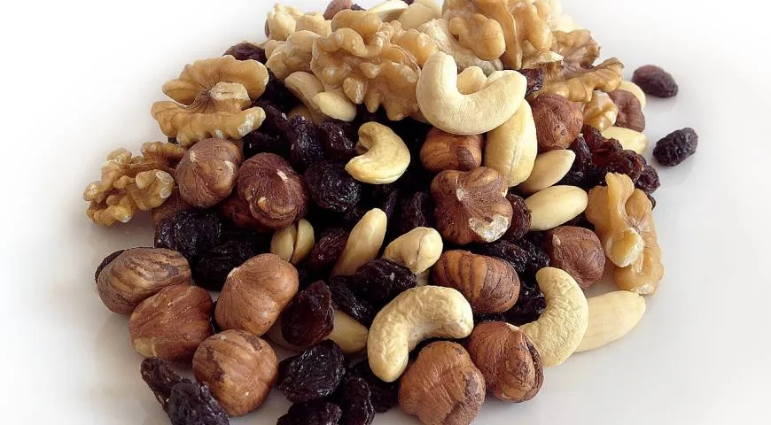 Орехи и сухофрукты очень калорийны