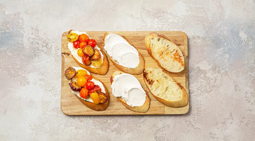 Брускетта с томлёными томатами и рикоттой