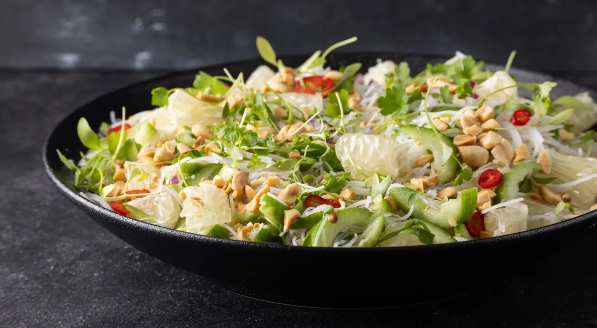 Очищенное помело можно добавлять в салаты и легкие холодные закуски