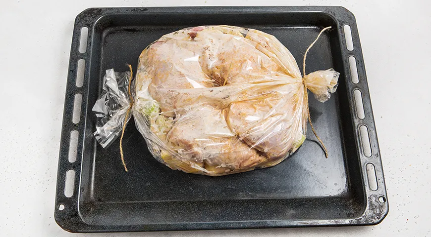 Куриные бедра с картошкой в духовке в рукаве