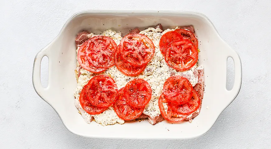 Мясо по-французски с картофелем, помидорами и сыром