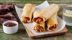 Сосиски в тесте, с овощами и сыром