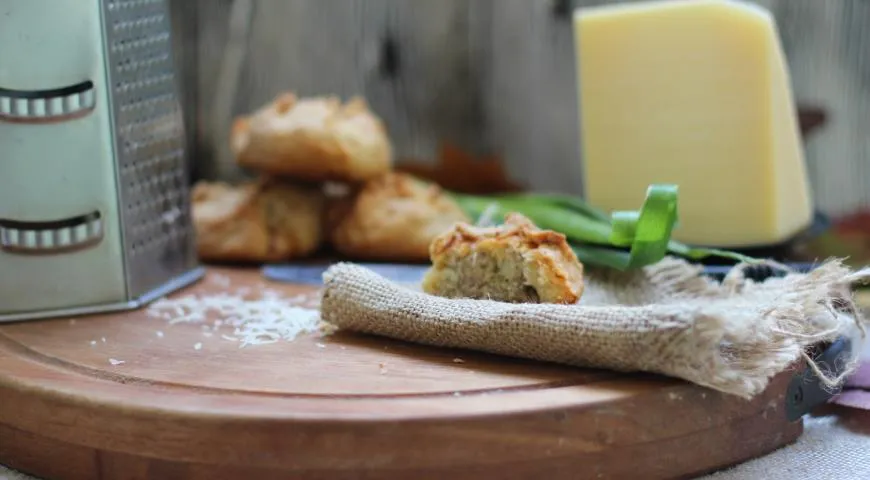 Готовим мини-пирожки из рубленого картофельного теста с мясом и сыром