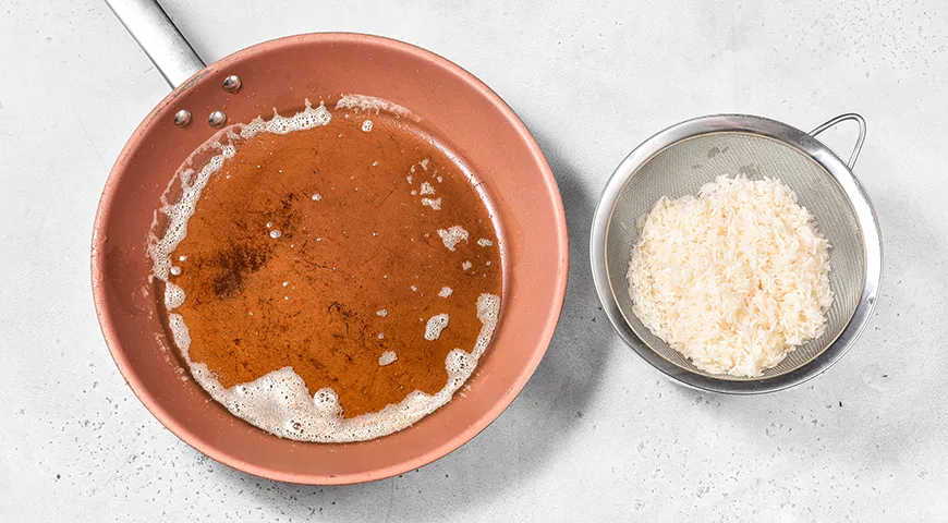 Куриные рулетики с плавленым сыром и зеленью на сковороде