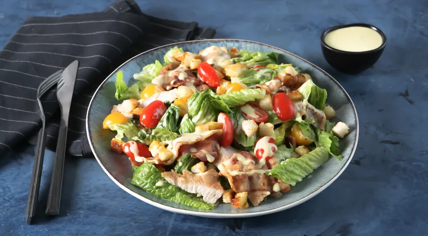Домашний салат Цезарь с романо или латуком, помидорами и курицей, рецепт см. здесь