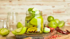 10 рецептов маринованных зеленых помидоров: от сладких до жгучих