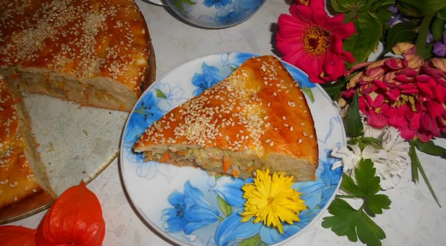 Рецепт пирога с капустой и мясом под кунжутной посыпкой