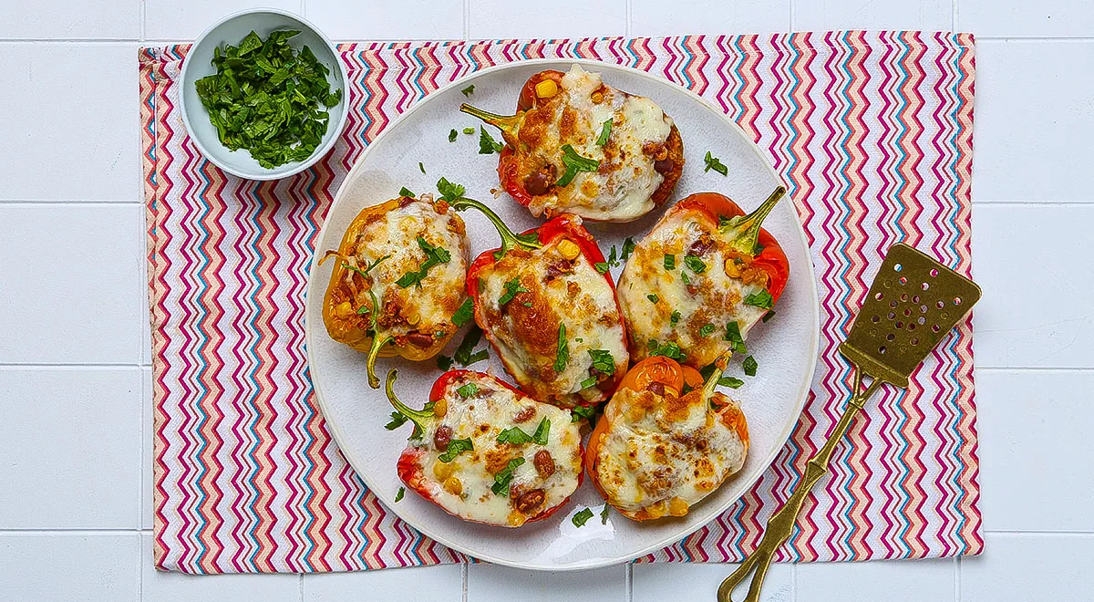 Перцы, фаршированные киноа, кукурузой и фасолью