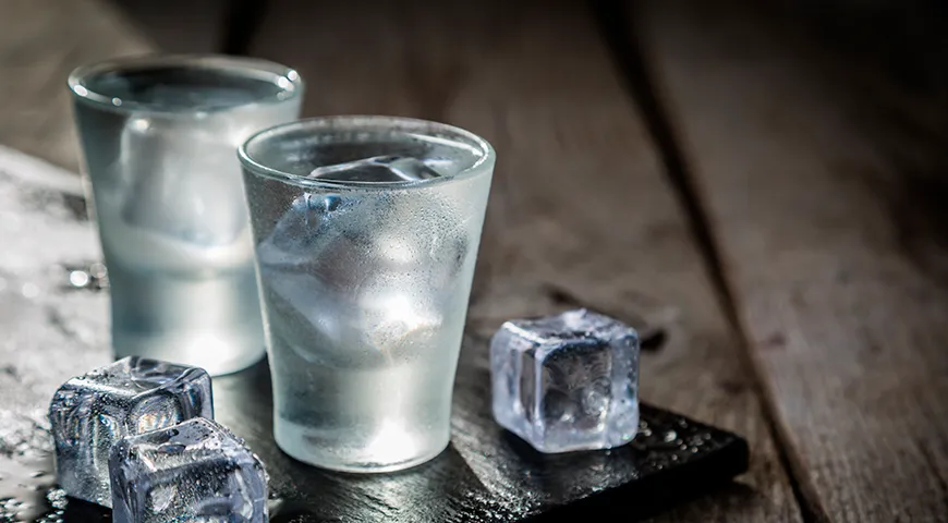 Рекомендуемая суточная норма потребления водки для здорового взрослого — не более 50–75 миллилитров (20–30 мл чистого спирта)