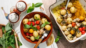 Молодой картофель с курицей в духовке