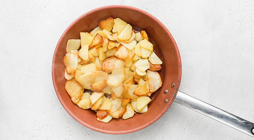 Картошка в сметанном соусе с луком