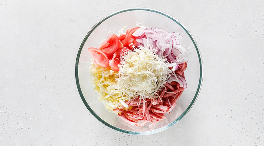 Салат из пекинской капусты с помидорами, сыром и колбасой