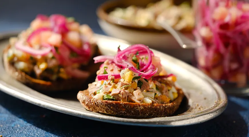 Рецепт закуски из печени трески с маринованным красным луком