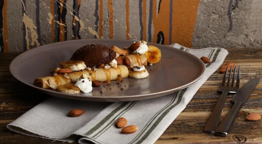 Блины с карамелизированным бананом, гранолой и шоколадным мороженым от Тимура Абузярова