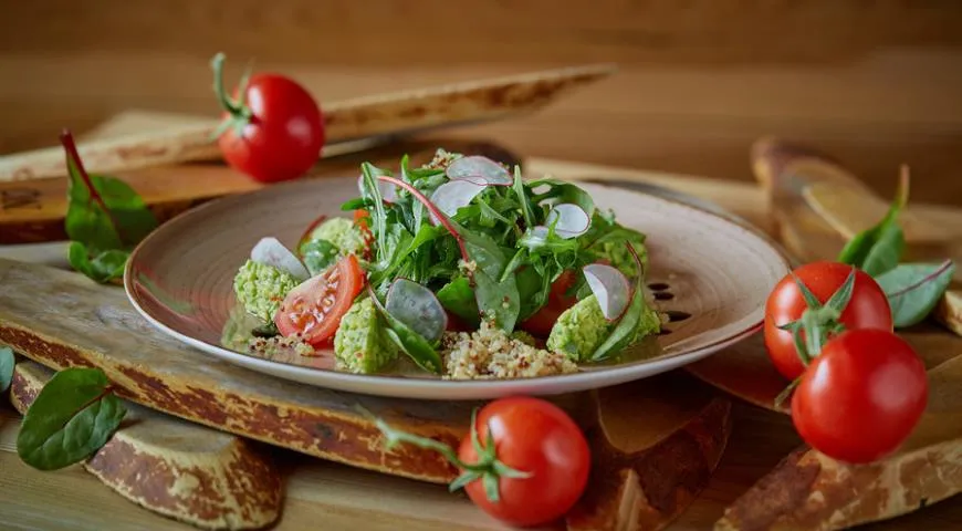 Салат с киноа, руколой и мангольдом