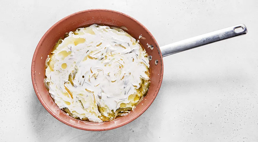 Рыба в сметанном соусе с солеными огурцами