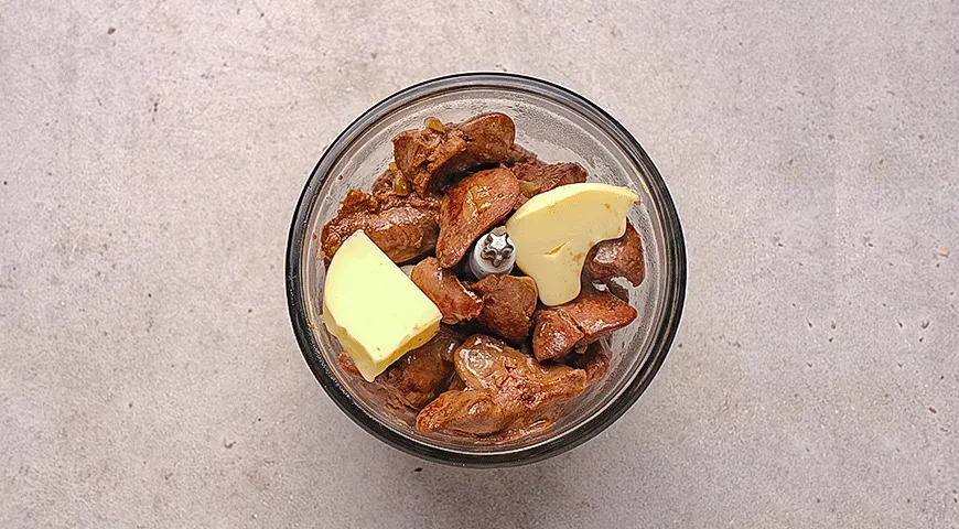 Суфле из куриной печени с томленым инжиром