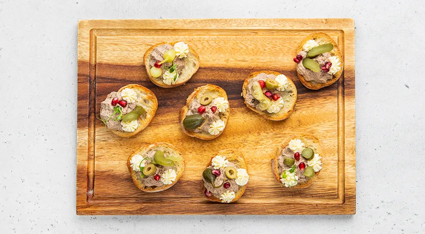 Новогодние канапе с паштетом