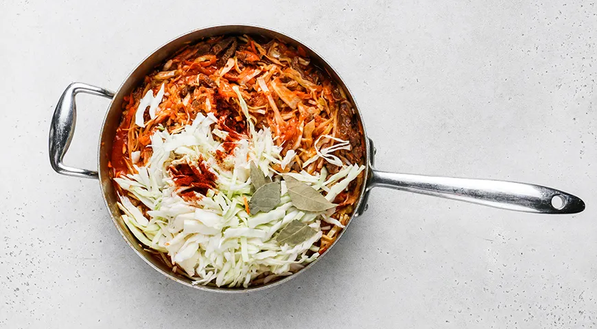 Капуста, тушённая с мясом по-домашнему