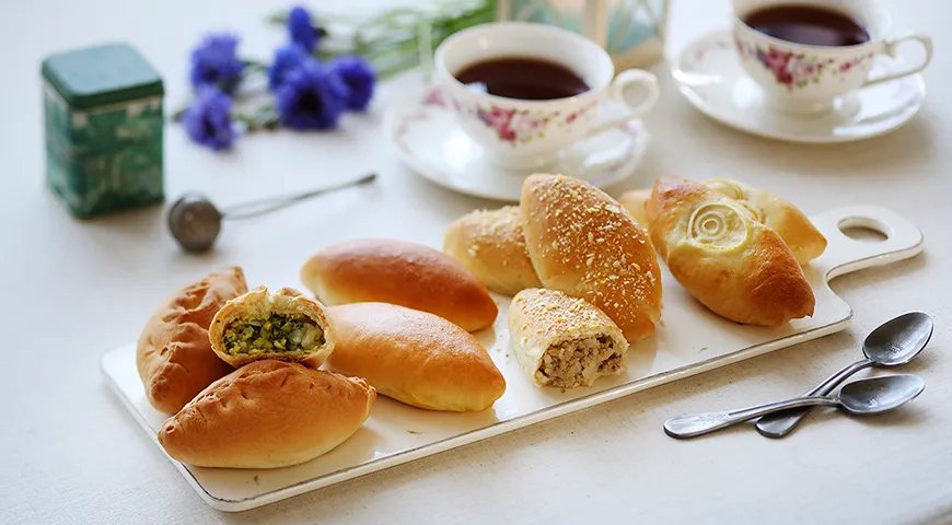 Картофельное тесто — универсальная основа для пирожков, которая подходит для сладких и сытных начинок: от творога до мяса и капусты