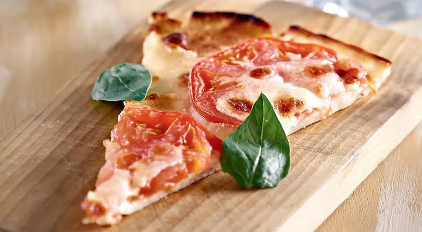 Пицца с помидорами и сыром