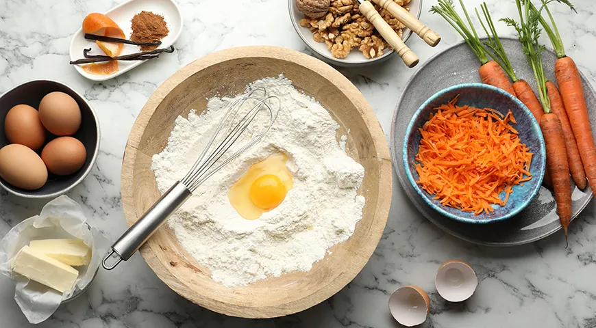 Чтобы бисквит для морковного торта получился сочным, используйте свежую, сладкую и сочную морковь среднего возраста и размера