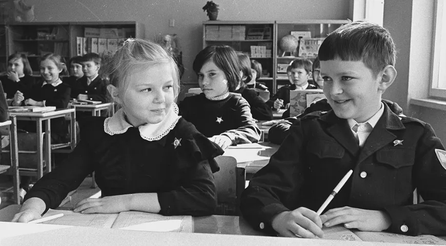 Во время урока в 1 классе средней школы № 44 Черёмушкинского района. Москва, 1979 г. Фото В. Егорова