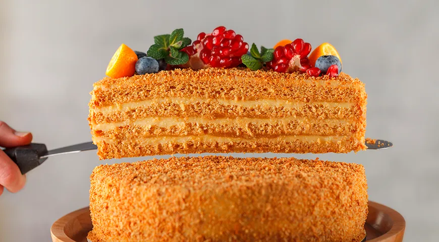 В Чехии торт «Медовик» выпекают с карамельной крошкой