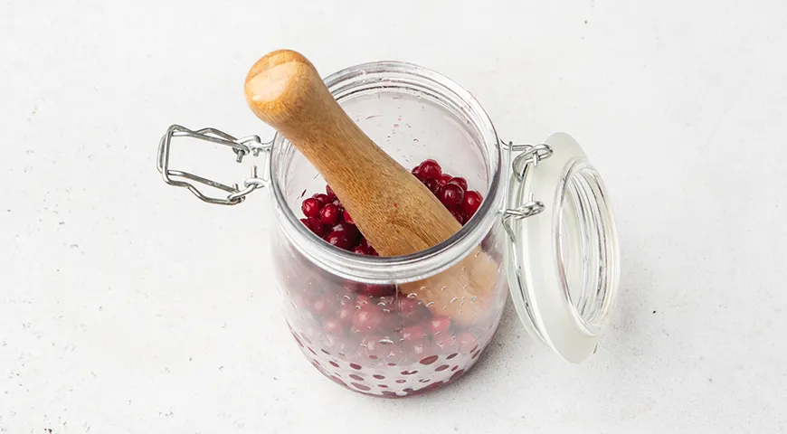 Настойка из клюквы с медом и мятой по-домашнему