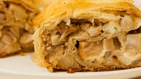 Штрудель с грушами и сыром