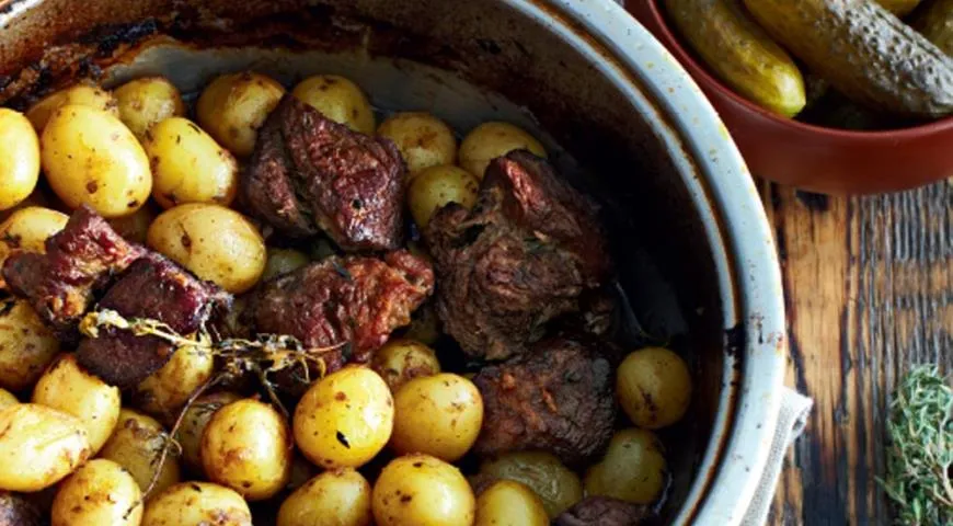 Тушеная говядина с картошкой в духовке — рецепт с фото