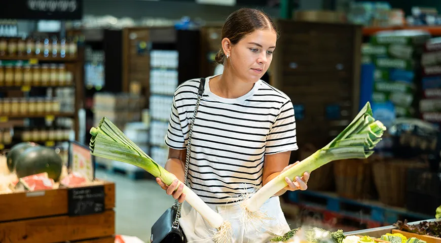 Лук-порей лучше всего покупать в сезон — с сентября по ноябрь или в марте-апреле 