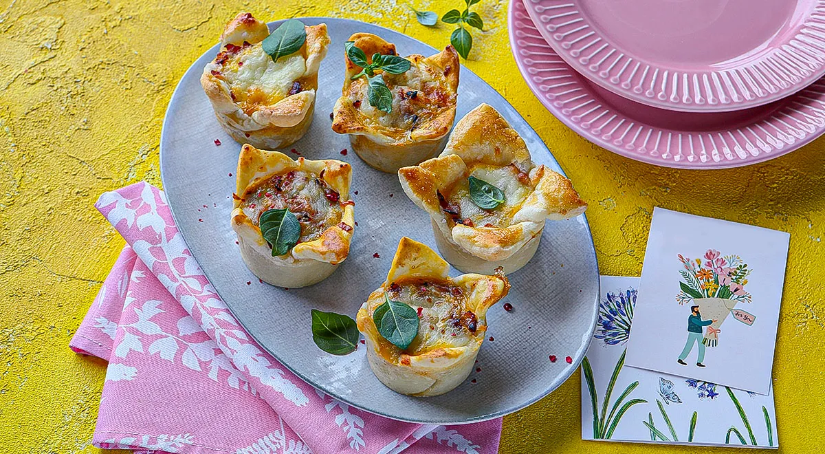 Слоеные чашечки с яйцом, сыром и беконом