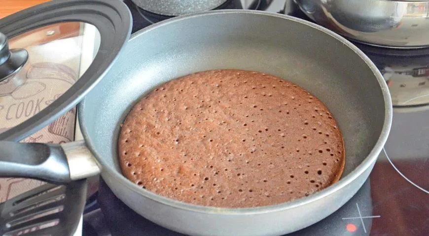 Шоколадные коржи на сковородке