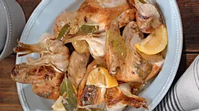 Курица, запеченная с чесноком и лавровыми листьями