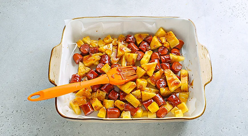 Копченые колбаски с ананасами по-азиатски