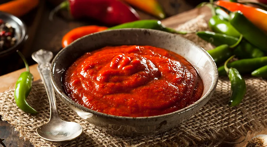 Свежая шрирача обладает насыщенным пряным ароматом с четкими нотами чеснока и легкой уксусной кислинкой