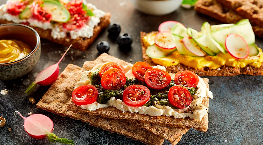 Аппетитные хрустящие тосты со свежими спелыми овощами