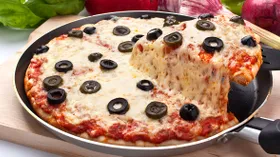 Быстрая пицца на сковороде: 8 рецептов без духовки