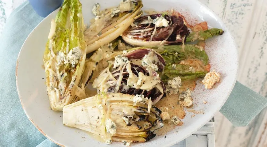 Жареные сердцевинки салата романо с соусом из голубого сыра