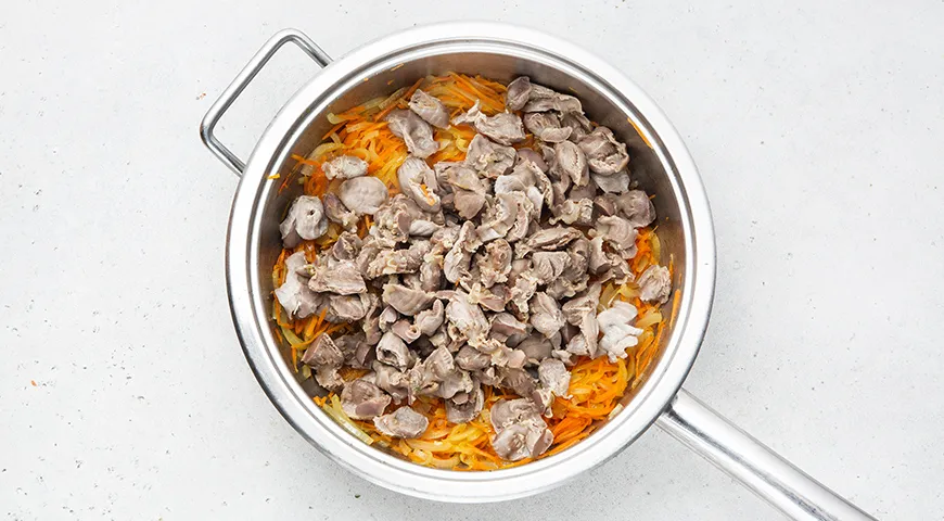 Куриные желудки, тушенные с луком