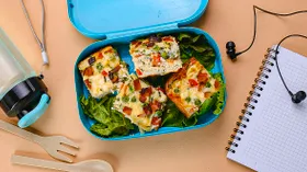 Яичные квадратики с овощами и беконом