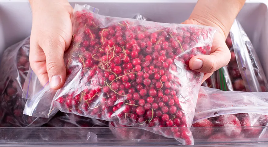 Убедитесь, что ягоды не замораживали повторно: подсказка в толстом слое инея или в ледяной глыбе вместо отдельных ягод