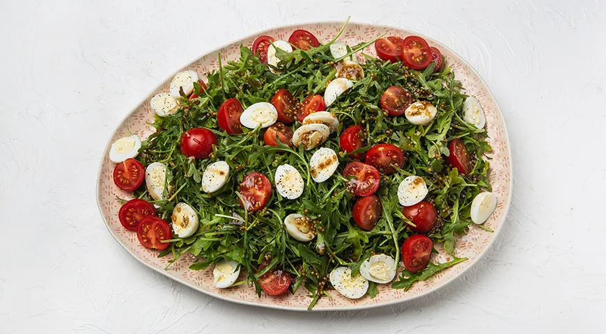 Салат из руколы с медово-горчичным соусом