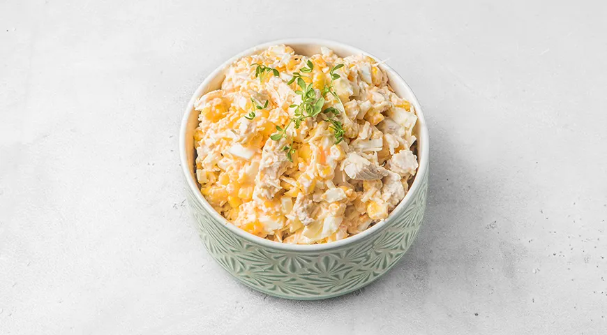 Салат с отварной курицей, сыром, кукурузой и яйцами