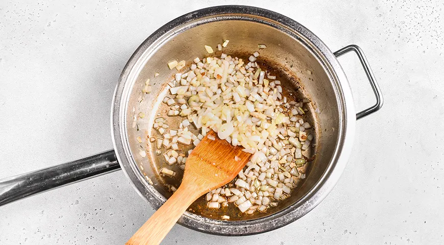 Куриное филе, тушенное в томатном соусе